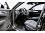 Volvo XC40 2.0 B4 Plus Dark | Trekhaak | Harman Kardon Audio | Achteruitrijcamera | Parkeersensoren | Keyless Entry | Elektrische Achterklep | Elektrisch Verstelbare Voorstoelen | Stoelverwarming | Google Navigatie | Apple Carplay | Android Auto | Lichtmetalen Velgen 18 inch