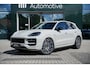 Porsche Cayenne 3.0 E-Hybrid | Sport Design | Kreide metallic | Luchtvering | Panoramadak | Achterasbesturing | Sport-uitlaatsysteem | Sport-chrono-pakket | SoftClose | Bose |  22-inch 911 Turbo Design | 18-voudige stoelen |