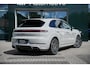 Porsche Cayenne 3.0 E-Hybrid | Sport Design | Kreide metallic | Luchtvering | Panoramadak | Achterasbesturing | Sport-uitlaatsysteem | Sport-chrono-pakket | SoftClose | Bose |  22-inch 911 Turbo Design | 18-voudige stoelen |