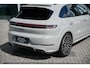 Porsche Cayenne 3.0 E-Hybrid | Sport Design | Kreide metallic | Luchtvering | Panoramadak | Achterasbesturing | Sport-uitlaatsysteem | Sport-chrono-pakket | SoftClose | Bose |  22-inch 911 Turbo Design | 18-voudige stoelen |