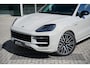 Porsche Cayenne 3.0 E-Hybrid | Sport Design | Kreide metallic | Luchtvering | Panoramadak | Achterasbesturing | Sport-uitlaatsysteem | Sport-chrono-pakket | SoftClose | Bose |  22-inch 911 Turbo Design | 18-voudige stoelen |