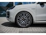 Porsche Cayenne 3.0 E-Hybrid | Sport Design | Kreide metallic | Luchtvering | Panoramadak | Achterasbesturing | Sport-uitlaatsysteem | Sport-chrono-pakket | SoftClose | Bose |  22-inch 911 Turbo Design | 18-voudige stoelen |