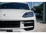 Porsche Cayenne 3.0 E-Hybrid | Sport Design | Kreide metallic | Luchtvering | Panoramadak | Achterasbesturing | Sport-uitlaatsysteem | Sport-chrono-pakket | SoftClose | Bose |  22-inch 911 Turbo Design | 18-voudige stoelen |