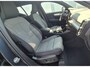 Volvo XC40 2.0 B3 Plus Black Edition MY 2026 - 20” Wielen - Adaptive Cruise Control - Harman Kardon Audio - Climate - R7C0 Interieur – Camera achter - PDC voor en achter - Power seats links met memory - Two Tone
