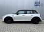 MINI Cooper 5-Deurs 1.5 136 pk Automaat Camden Edition Navigatie Led koplampen Apple Carplay Climate Control Cruise Control Parkeersensoren Dab Zwarte Velgen Spiegelpakket NL Auto
