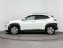 Hyundai Kona Electric EV FASHION 64 kWh | DODEHOEK DETECTIE | PDC | 3 FASE | WARMTEPOMP | CAMERA | CLIMA | CRUISE ADAPT. | NAVI | PRIVACY GLASS | DAKRAILING | APPLE CAR PLAY & ADROID AUTO |