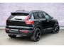 Volvo XC40 2.0 B4 Plus Black Edition | Trekhaak | Harman Kardon Audio | Panoramadak | Achteruitrijcamera | Parkeersensoren | Keyless Entry | Elektrische Achterklep | Elektrisch Verstelbare Voorstoelen | Stoelverwarming | Cruise Control Adaptief | BLIS | Google Navigatie | Apple Carplay | Android Auto | Lichtmetalen Velgen 20 inch