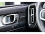 Volvo XC40 2.0 B4 Plus Black Edition | Trekhaak | Harman Kardon Audio | Panoramadak | Achteruitrijcamera | Parkeersensoren | Keyless Entry | Elektrische Achterklep | Elektrisch Verstelbare Voorstoelen | Stoelverwarming | Cruise Control Adaptief | BLIS | Google Navigatie | Apple Carplay | Android Auto | Lichtmetalen Velgen 20 inch
