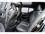 Volvo XC40 2.0 B4 Plus Black Edition | Trekhaak | Harman Kardon Audio | Panoramadak | Achteruitrijcamera | Parkeersensoren | Keyless Entry | Elektrische Achterklep | Elektrisch Verstelbare Voorstoelen | Stoelverwarming | Cruise Control Adaptief | BLIS | Google Navigatie | Apple Carplay | Android Auto | Lichtmetalen Velgen 20 inch