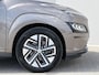 Hyundai Kona Electric EV Fashion 64 kWh / 3 fase laden / SOH 100% / Fabrieksgarantie accu t/m 07-2030 / Dealer Onderhouden / Stuur-/Stoelverwarming / Navigatie / Apple Carplay/Android Auto / Achteruitrijcamera /