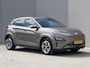 Hyundai Kona Electric EV Fashion 64 kWh / 3 fase laden / SOH 100% / Fabrieksgarantie accu t/m 07-2030 / Dealer Onderhouden / Stuur-/Stoelverwarming / Navigatie / Apple Carplay/Android Auto / Achteruitrijcamera /