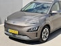 Hyundai Kona Electric EV Fashion 64 kWh / 3 fase laden / SOH 100% / Fabrieksgarantie accu t/m 07-2030 / Dealer Onderhouden / Stuur-/Stoelverwarming / Navigatie / Apple Carplay/Android Auto / Achteruitrijcamera /