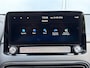Hyundai Kona Electric EV Fashion 64 kWh / 3 fase laden / SOH 100% / Fabrieksgarantie accu t/m 07-2030 / Dealer Onderhouden / Stuur-/Stoelverwarming / Navigatie / Apple Carplay/Android Auto / Achteruitrijcamera /