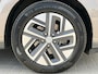 Hyundai Kona Electric EV Fashion 64 kWh / 3 fase laden / SOH 100% / Fabrieksgarantie accu t/m 07-2030 / Dealer Onderhouden / Stuur-/Stoelverwarming / Navigatie / Apple Carplay/Android Auto / Achteruitrijcamera /