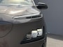 Hyundai Kona Electric EV Fashion 64 kWh / 3 fase laden / SOH 100% / Fabrieksgarantie accu t/m 07-2030 / Dealer Onderhouden / Stuur-/Stoelverwarming / Navigatie / Apple Carplay/Android Auto / Achteruitrijcamera /