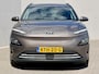 Hyundai Kona Electric EV Fashion 64 kWh / 3 fase laden / SOH 100% / Fabrieksgarantie accu t/m 07-2030 / Dealer Onderhouden / Stuur-/Stoelverwarming / Navigatie / Apple Carplay/Android Auto / Achteruitrijcamera /
