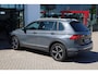 Volkswagen Tiguan 1.4 TSI eHybrid R-Line Business+ SOH 93,6% | 245PK / 180kW DSG, Wegklapbare trekhaak, achteruitrijcamera (Rear View), dodehoekdetectie (Side Assist), 18" 'Nizza' LMV met 4 seizoenenbanden, elektrische achterklep (Easy Open), keyless go & entry, alarm klasse III, verwarmbare voorstoelen, verwarmbaar multifunctioneel lederen stuurwiel, parkeersensoren voor en achter (PDC), Apple Carplay & Android Auto, navigatie, DAB+, elektrisch verstel-, verwarm- en inklapbare buitenspiegels (spiegel pakket), digital cockpit pro, licht- en regensensor etc.