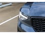 Volvo XC40 B4 Plus Black Edition | Verwarmbare voorstoelen | Verwarmbaar stuurwiel | Premium audio by Harman Kardon | Panoramadak | Rondom zichtcamera | Verwarmbare voorruit | 20 inch Lichtmetalen velgen | Alarmklasse 3