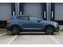 Volvo XC40 B4 Plus Black Edition | Verwarmbare voorstoelen | Verwarmbaar stuurwiel | Premium audio by Harman Kardon | Panoramadak | Rondom zichtcamera | Verwarmbare voorruit | 20 inch Lichtmetalen velgen | Alarmklasse 3