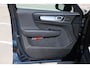 Volvo XC40 B4 Plus Black Edition | Verwarmbare voorstoelen | Verwarmbaar stuurwiel | Premium audio by Harman Kardon | Panoramadak | Rondom zichtcamera | Verwarmbare voorruit | 20 inch Lichtmetalen velgen | Alarmklasse 3