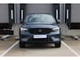 Volvo XC40 B4 Plus Black Edition | Verwarmbare voorstoelen | Verwarmbaar stuurwiel | Premium audio by Harman Kardon | Panoramadak | Rondom zichtcamera | Verwarmbare voorruit | 20 inch Lichtmetalen velgen | Alarmklasse 3