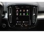 Volvo XC40 B4 Plus Black Edition | Verwarmbare voorstoelen | Verwarmbaar stuurwiel | Premium audio by Harman Kardon | Panoramadak | Rondom zichtcamera | Verwarmbare voorruit | 20 inch Lichtmetalen velgen | Alarmklasse 3
