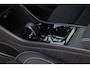 Volvo XC40 B4 Plus Black Edition | Verwarmbare voorstoelen | Verwarmbaar stuurwiel | Premium audio by Harman Kardon | Panoramadak | Rondom zichtcamera | Verwarmbare voorruit | 20 inch Lichtmetalen velgen | Alarmklasse 3