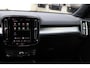Volvo XC40 B4 Plus Black Edition | Verwarmbare voorstoelen | Verwarmbaar stuurwiel | Premium audio by Harman Kardon | Panoramadak | Rondom zichtcamera | Verwarmbare voorruit | 20 inch Lichtmetalen velgen | Alarmklasse 3