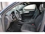 Volvo XC40 B4 Plus Black Edition | Verwarmbare voorstoelen | Verwarmbaar stuurwiel | Premium audio by Harman Kardon | Panoramadak | Rondom zichtcamera | Verwarmbare voorruit | 20 inch Lichtmetalen velgen | Alarmklasse 3