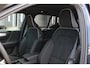 Volvo XC40 B4 Plus Black Edition | Verwarmbare voorstoelen | Verwarmbaar stuurwiel | Premium audio by Harman Kardon | Panoramadak | Rondom zichtcamera | Verwarmbare voorruit | 20 inch Lichtmetalen velgen | Alarmklasse 3