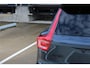 Volvo XC40 B4 Plus Black Edition | Verwarmbare voorstoelen | Verwarmbaar stuurwiel | Premium audio by Harman Kardon | Panoramadak | Rondom zichtcamera | Verwarmbare voorruit | 20 inch Lichtmetalen velgen | Alarmklasse 3
