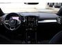 Volvo XC40 B4 Plus Black Edition | Verwarmbare voorstoelen | Verwarmbaar stuurwiel | Premium audio by Harman Kardon | Panoramadak | Rondom zichtcamera | Verwarmbare voorruit | 20 inch Lichtmetalen velgen | Alarmklasse 3