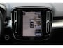 Volvo XC40 B4 Plus Black Edition | Verwarmbare voorstoelen | Verwarmbaar stuurwiel | Premium audio by Harman Kardon | Panoramadak | Rondom zichtcamera | Verwarmbare voorruit | 20 inch Lichtmetalen velgen | Alarmklasse 3