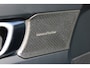 Volvo XC40 B4 Plus Black Edition | Verwarmbare voorstoelen | Verwarmbaar stuurwiel | Premium audio by Harman Kardon | Panoramadak | Rondom zichtcamera | Verwarmbare voorruit | 20 inch Lichtmetalen velgen | Alarmklasse 3