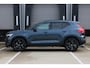 Volvo XC40 B4 Plus Black Edition | Verwarmbare voorstoelen | Verwarmbaar stuurwiel | Premium audio by Harman Kardon | Panoramadak | Rondom zichtcamera | Verwarmbare voorruit | 20 inch Lichtmetalen velgen | Alarmklasse 3