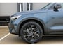 Volvo XC40 B4 Plus Black Edition | Verwarmbare voorstoelen | Verwarmbaar stuurwiel | Premium audio by Harman Kardon | Panoramadak | Rondom zichtcamera | Verwarmbare voorruit | 20 inch Lichtmetalen velgen | Alarmklasse 3