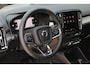Volvo XC40 B4 Plus Black Edition | Verwarmbare voorstoelen | Verwarmbaar stuurwiel | Premium audio by Harman Kardon | Panoramadak | Rondom zichtcamera | Verwarmbare voorruit | 20 inch Lichtmetalen velgen | Alarmklasse 3