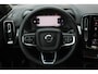 Volvo XC40 B4 Plus Black Edition | Verwarmbare voorstoelen | Verwarmbaar stuurwiel | Premium audio by Harman Kardon | Panoramadak | Rondom zichtcamera | Verwarmbare voorruit | 20 inch Lichtmetalen velgen | Alarmklasse 3