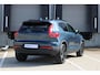 Volvo XC40 B4 Plus Black Edition | Verwarmbare voorstoelen | Verwarmbaar stuurwiel | Premium audio by Harman Kardon | Panoramadak | Rondom zichtcamera | Verwarmbare voorruit | 20 inch Lichtmetalen velgen | Alarmklasse 3