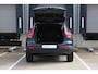 Volvo XC40 B4 Plus Black Edition | Verwarmbare voorstoelen | Verwarmbaar stuurwiel | Premium audio by Harman Kardon | Panoramadak | Rondom zichtcamera | Verwarmbare voorruit | 20 inch Lichtmetalen velgen | Alarmklasse 3