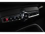 Volvo XC40 B4 Plus Black Edition | Verwarmbare voorstoelen | Verwarmbaar stuurwiel | Premium audio by Harman Kardon | Panoramadak | Rondom zichtcamera | Verwarmbare voorruit | 20 inch Lichtmetalen velgen | Alarmklasse 3