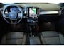 Volvo XC40 B4 Plus Dark | Trekhaak Semi-elektrisch | Adaptieve Cruise Control | Pilot Assist | Google Infotainment | Verwarmbare voorstoelen | Verwarmbaar stuurwiel | Blind Spot Information System | Verwarmbare voorruit | Parkeercamera | Parkeersensoren voor + achter |