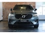Volvo XC40 B4 Plus Dark | Trekhaak Semi-elektrisch | Adaptieve Cruise Control | Pilot Assist | Google Infotainment | Verwarmbare voorstoelen | Verwarmbaar stuurwiel | Blind Spot Information System | Verwarmbare voorruit | Parkeercamera | Parkeersensoren voor + achter |