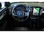 Volvo XC40 B4 Plus Dark | Trekhaak Semi-elektrisch | Adaptieve Cruise Control | Pilot Assist | Google Infotainment | Verwarmbare voorstoelen | Verwarmbaar stuurwiel | Blind Spot Information System | Verwarmbare voorruit | Parkeercamera | Parkeersensoren voor + achter |