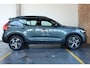 Volvo XC40 B4 Plus Dark | Trekhaak Semi-elektrisch | Adaptieve Cruise Control | Pilot Assist | Google Infotainment | Verwarmbare voorstoelen | Verwarmbaar stuurwiel | Blind Spot Information System | Verwarmbare voorruit | Parkeercamera | Parkeersensoren voor + achter |