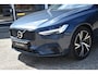Volvo V90 T6 Plug-in hybrid AWD Ultimate Dark | Luchtvering Achter | Head Up Display | Massage | Stoelkoeling & Verwarming | Standkachel | Panoramisch Schuif-/Kanteldak | Harman Kardon Premium Sound | BLIS | Adaptieve Cruise Control | Google | Apple Carplay | Parkeercamera | Getint Glas |
