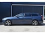 Volvo V90 T6 Plug-in hybrid AWD Ultimate Dark | Luchtvering Achter | Head Up Display | Massage | Stoelkoeling & Verwarming | Standkachel | Panoramisch Schuif-/Kanteldak | Harman Kardon Premium Sound | BLIS | Adaptieve Cruise Control | Google | Apple Carplay | Parkeercamera | Getint Glas |