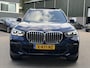 BMW X5 xDrive45e High Executive BOMVOL! | PANO | HARMAN KARDON | LASER LED | ELEK. ACHTER KLEP | ELEK. TREKHAAK | STOELVERWARMING | ELEK. MEM. SEAT | ACHTERUITRIJCAMERA | 22'' VELGEN | RIJKLAAR PRIJS + 12 MND BOVAG GARANTIE |