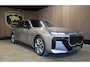 BMW 7-Serie M760e xDrive|571 pk|Skylounge|BMW Iconic Glow kristalkoplampen |Carbon & Kristal int.|Theatre Scr.|Automatic doors