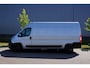 Peugeot Boxer 2.2 BlueHDi 140 L3H2 3.5t Zwaar in Topstaat |Trekhaak |FULL-LED |Groot scherm |Camera |Cruise |Navi |Carplay |Android auto |EURO6 |1e eigenaar |3500 KG |Metallic